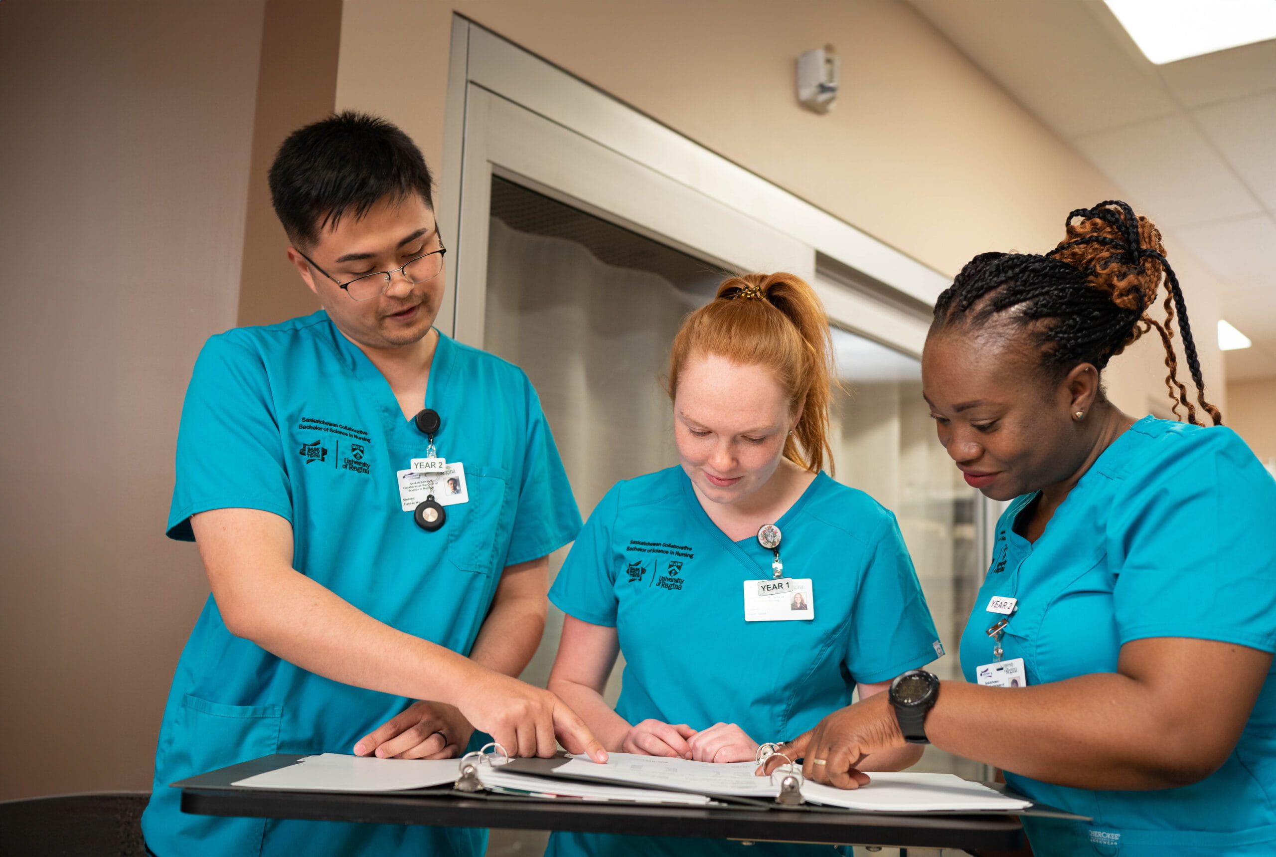 3 nursing students in a clinical setting